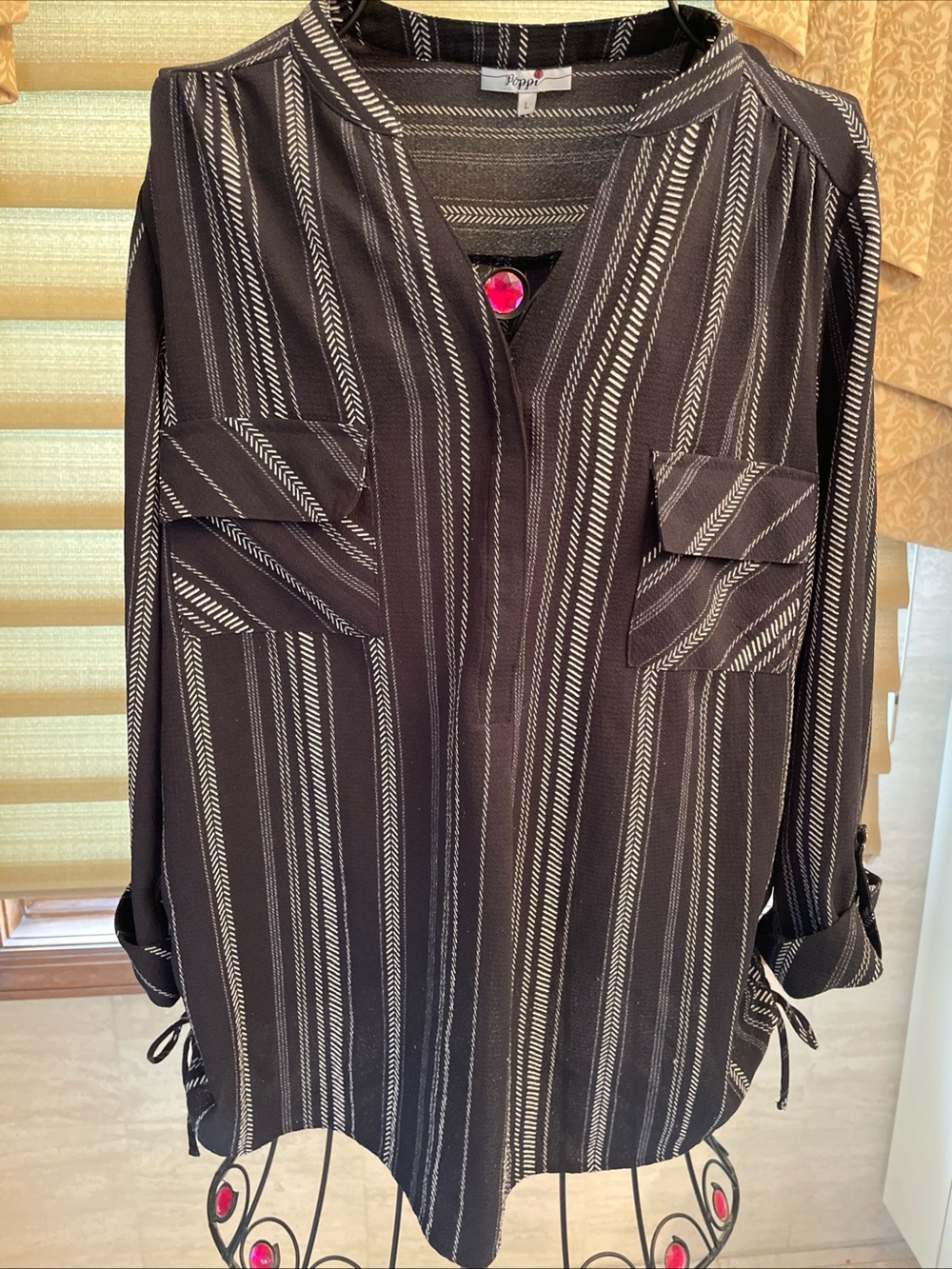Women’s Poppi Black Print Split Neck Roll Tab Sleeve Blouse Size Large Ruched